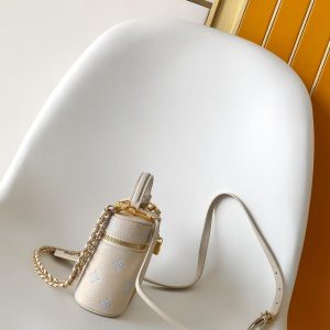 Alternative view of The p620 Full Leather Chain Pouch draws inspiration from Louis Vuitton's iconic trunk designs, distilling the brand's travel spirit.Crafted from Monogram Empreinte leather in an elegant hue, it features an LV Monogram padlock for signature branding. The detachable shoulder strap and chain offer versatile carrying options, effortlessly accommodating small essentials like a compact wallet or sunglasses. Dimensions: 11.5 x 6.5 x 19 cm (H x W x L)